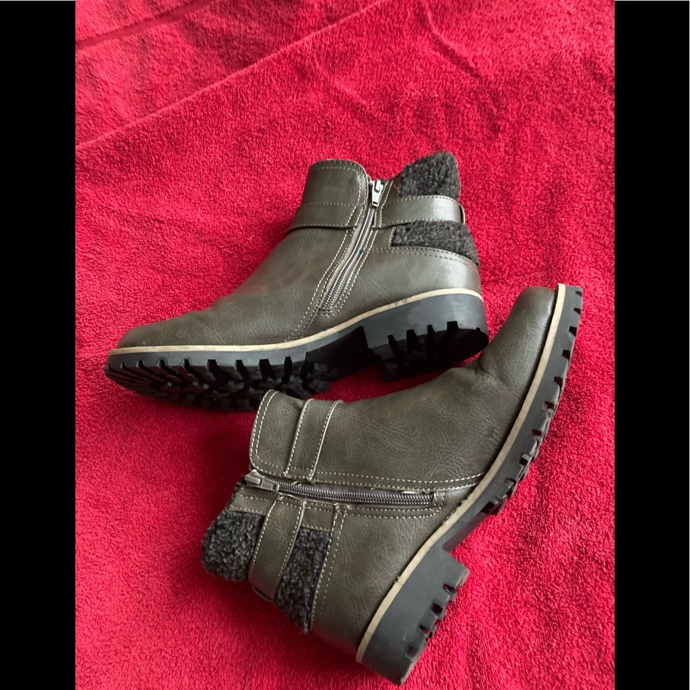 Cliffs by White Mountain Women's size 10 M greenish-brown Hiking Style Boots